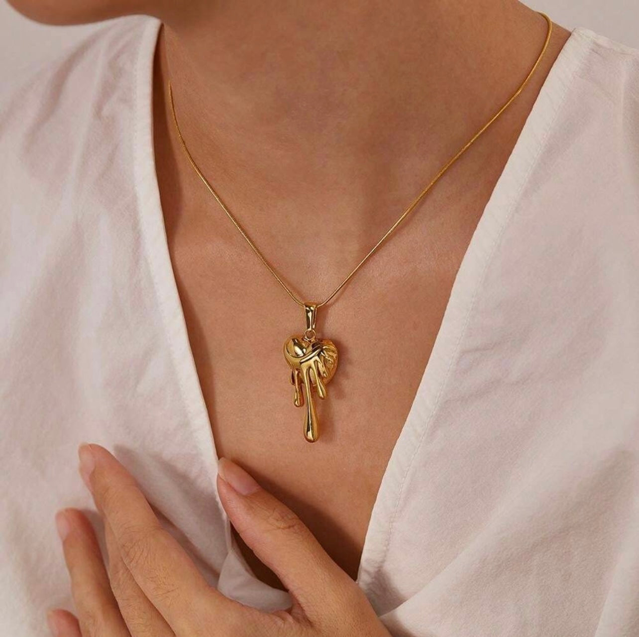 FREHA HEART NECKLACE