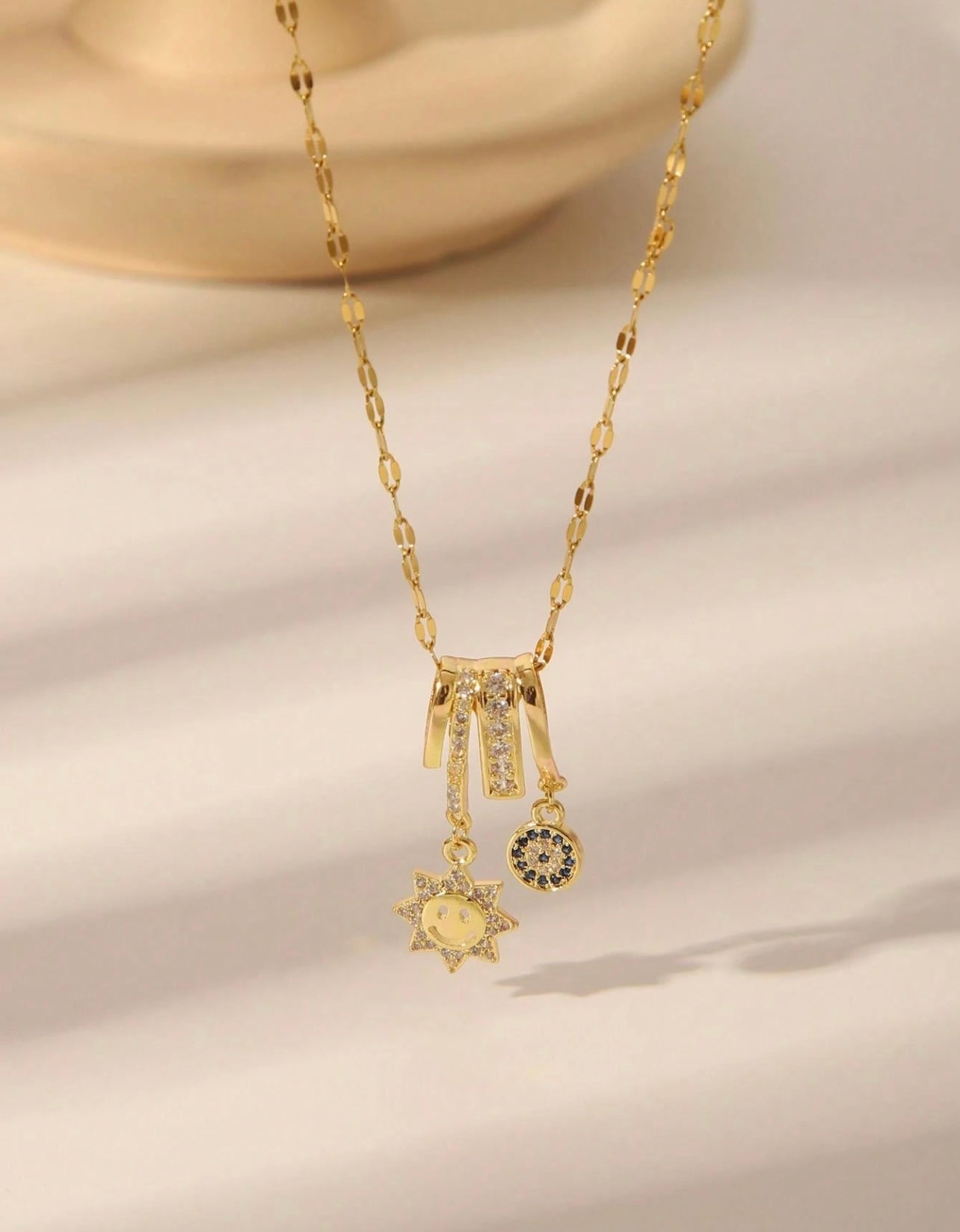 FLUTTERING GOLD PENDANT